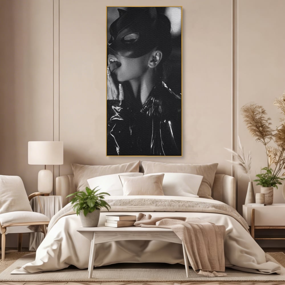 Tablou canvas cu tablou canvas cu femeie in costum de pisica, in rama de aluminiu auriu, pe perete intr-un dormitor